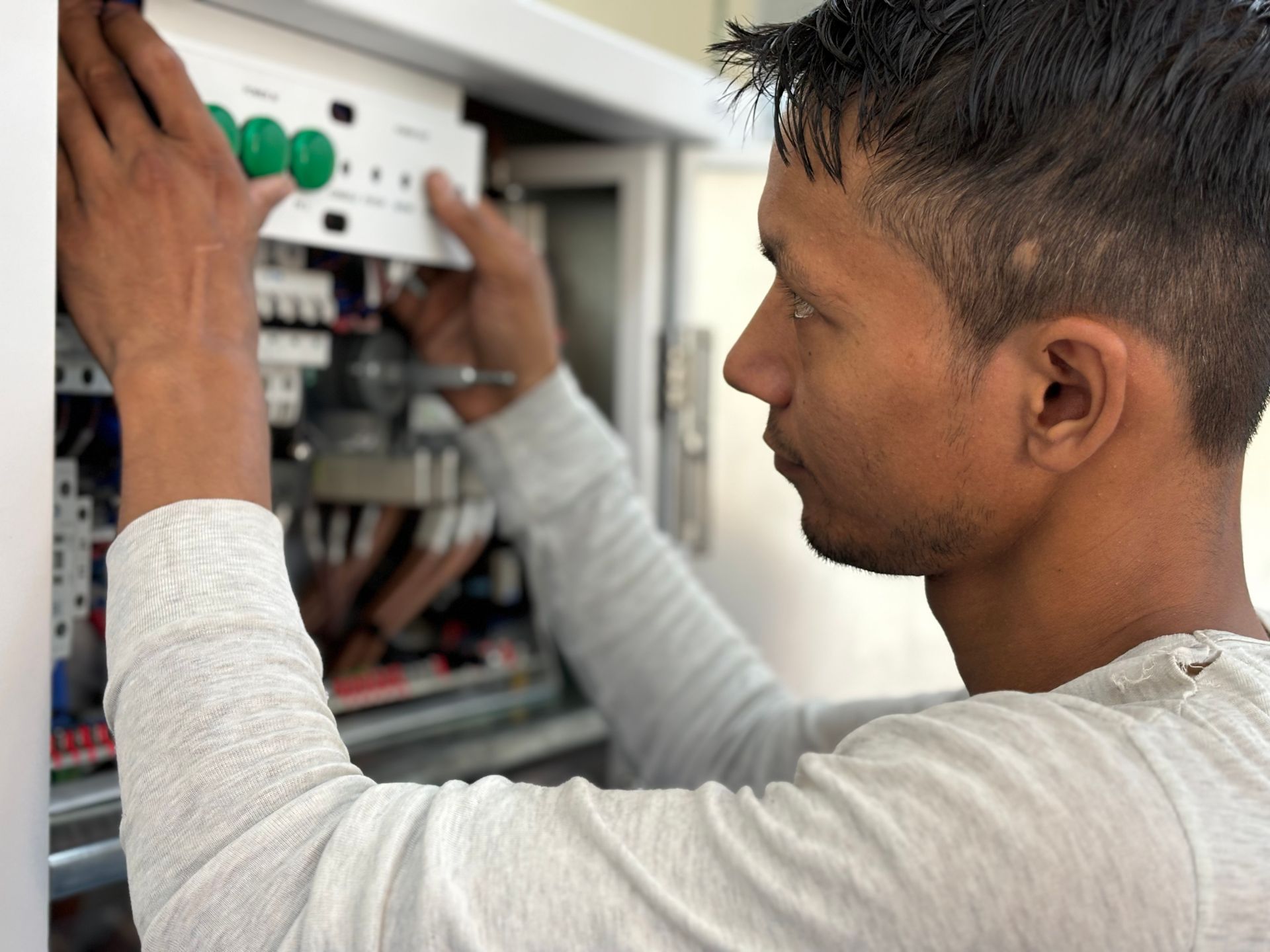 Arbeiten an einer Unterverteilung mit Sicherungsautomaten