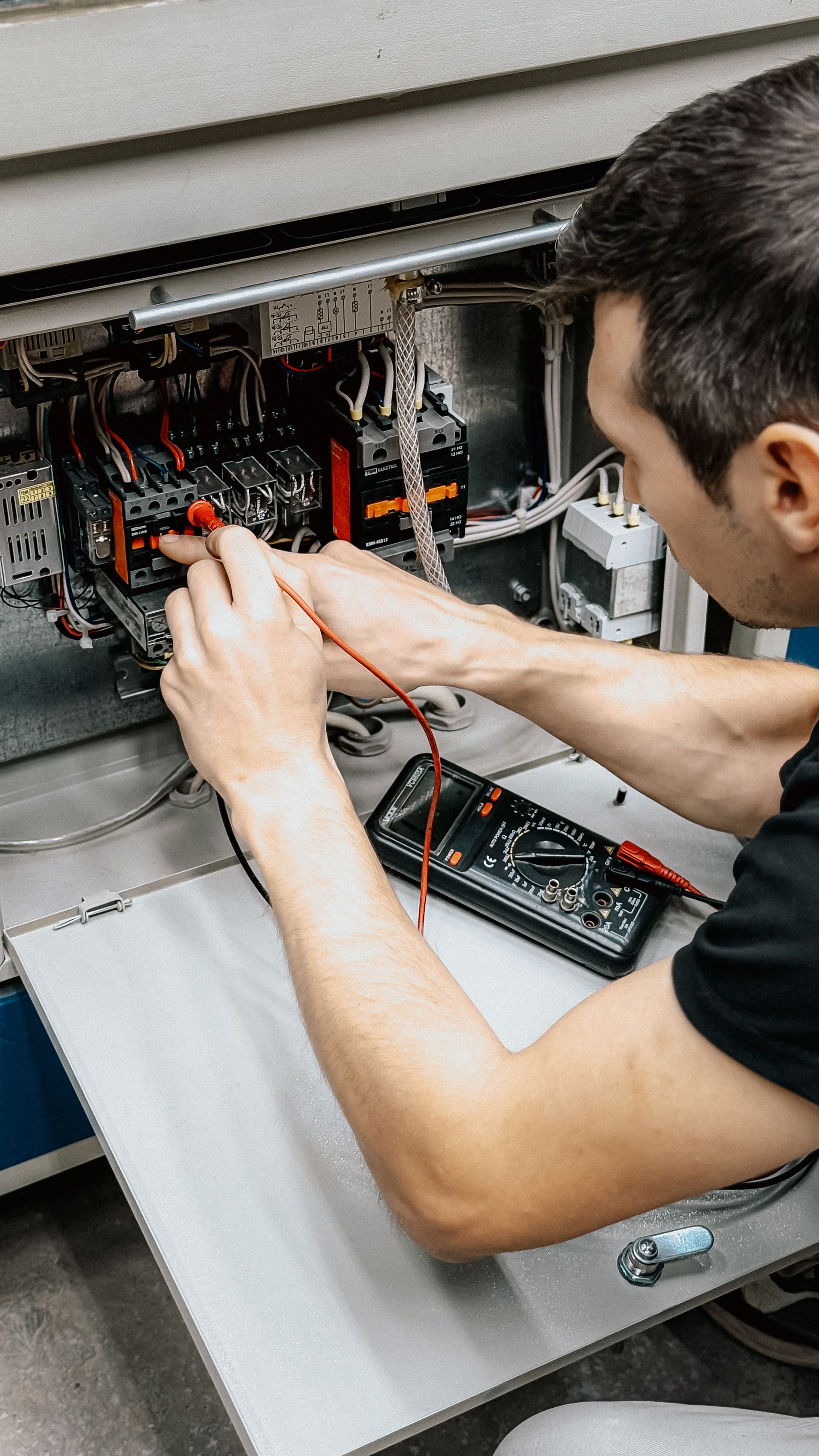 Messung mit Multimeter an einem offenen Verteilerschrank