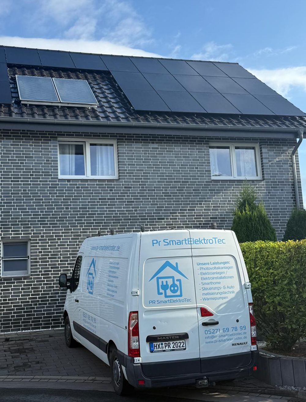 Firmenfahrzeug von PR SmartElektroTec bei einer Photovoltaikanlage