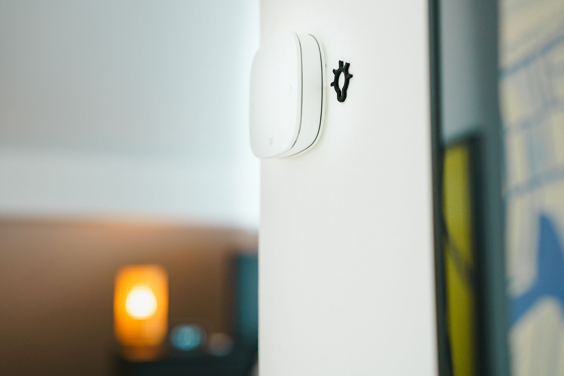 Moderner smarter Lichtschalter an der Wand