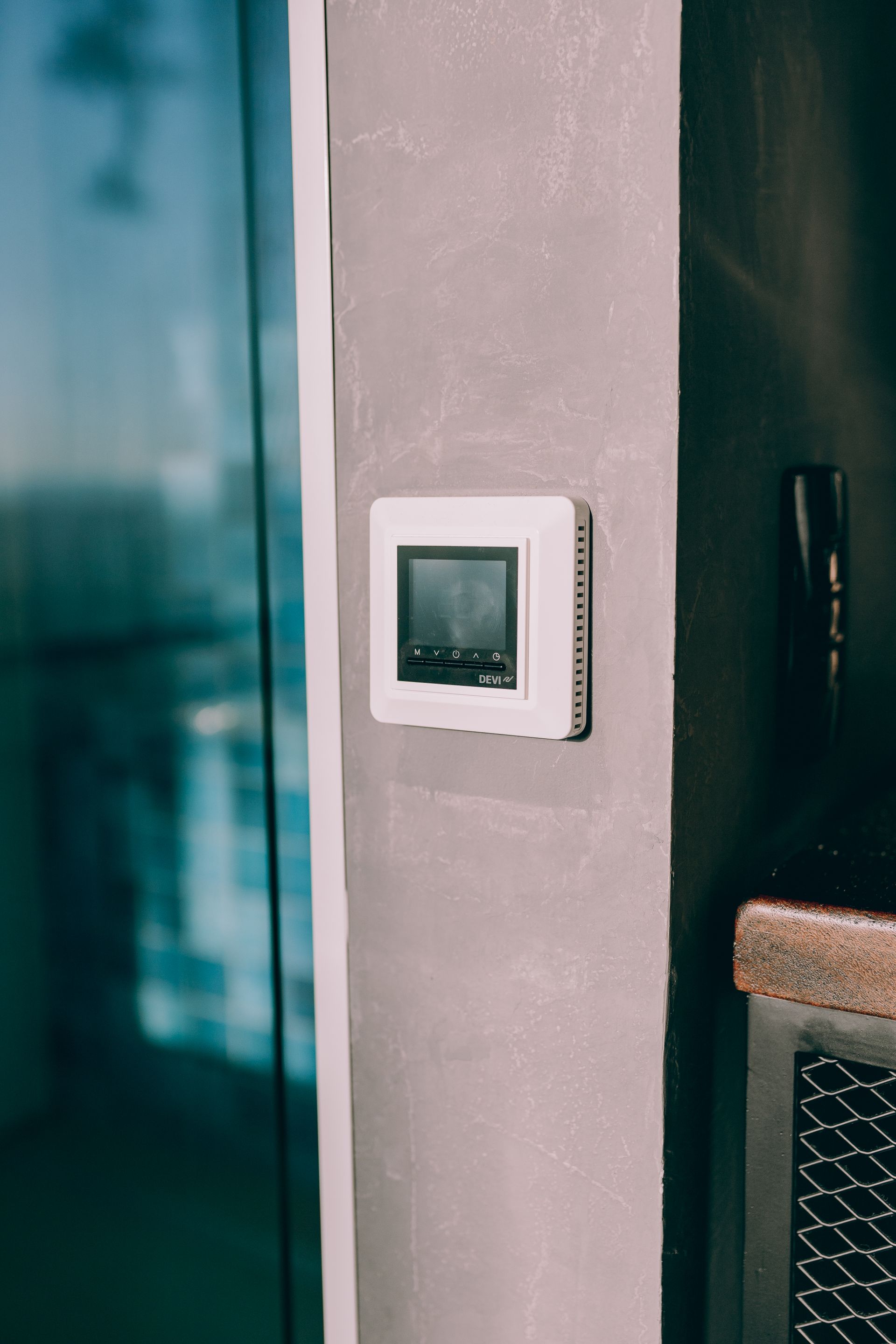 Smartes Thermostat an einer Betonwand